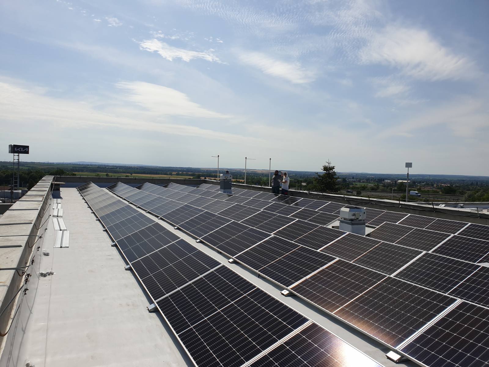 230 kWp teljesítményű tetőre telepített napelemes rendszer Érden