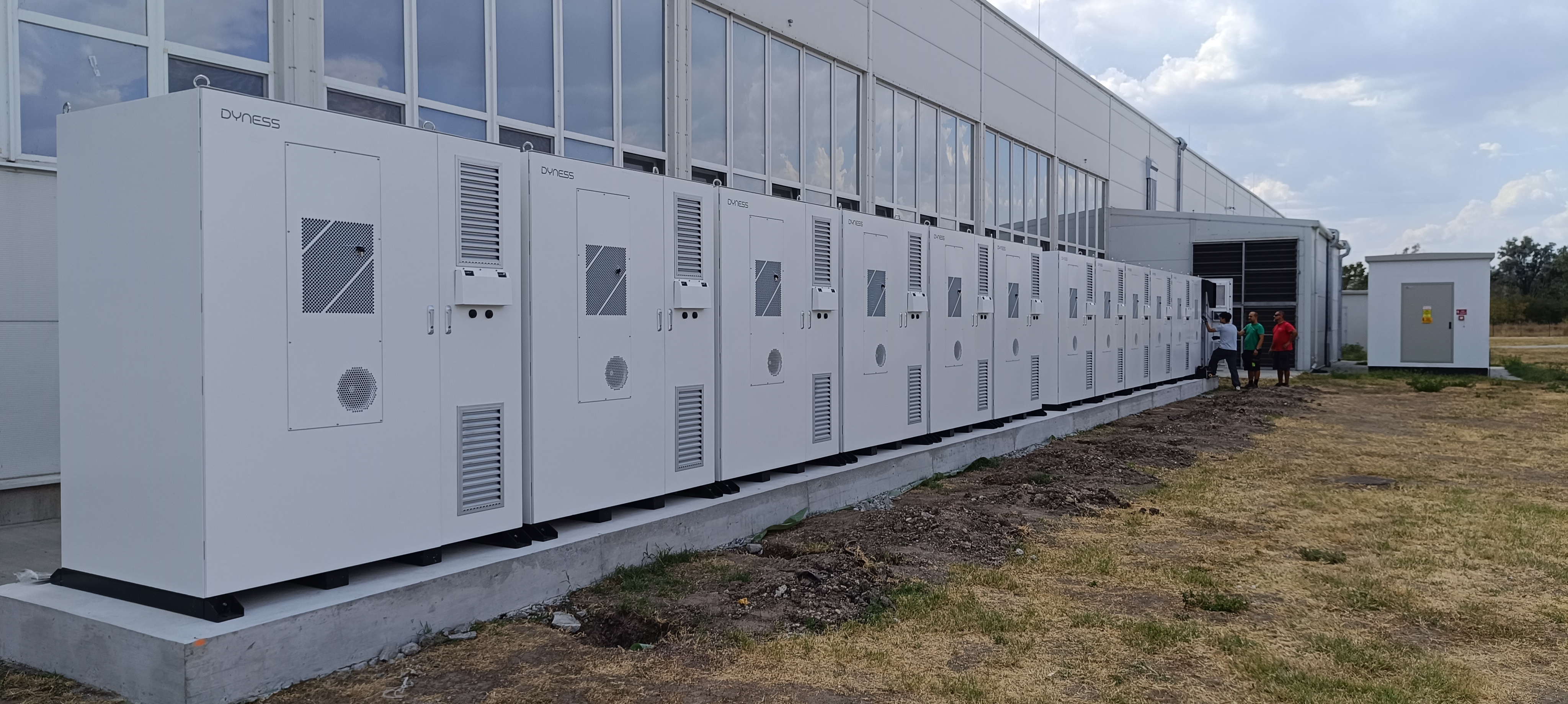 Tizenkét Dyness DH200F ipari energiatároló egy szegedi referenciaprojekten